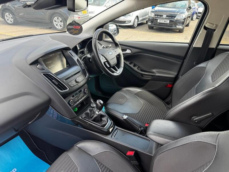 Ford Focus view 3