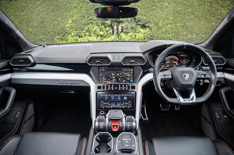 Lamborghini Urus view 4