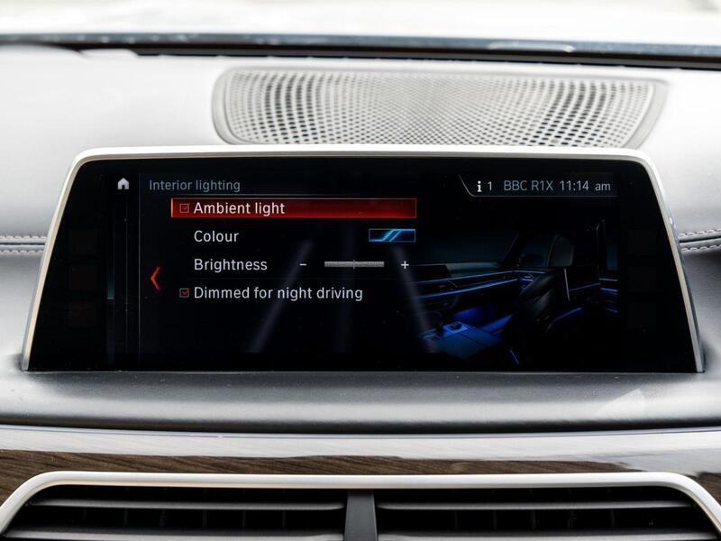 BMW 7 Series view 32