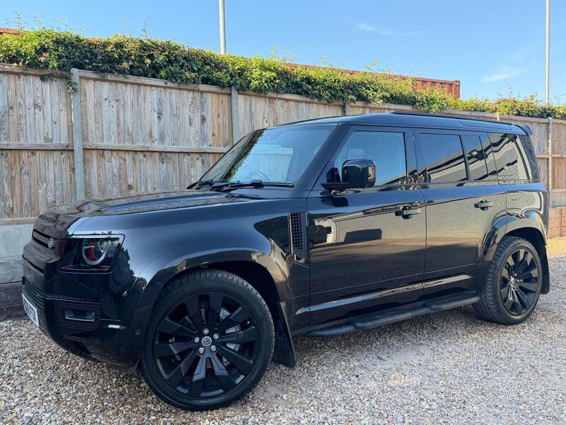 Land Rover Defender 110 view 4