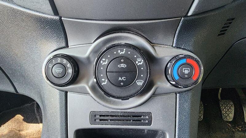 2009 Ford Fiesta — photo 37