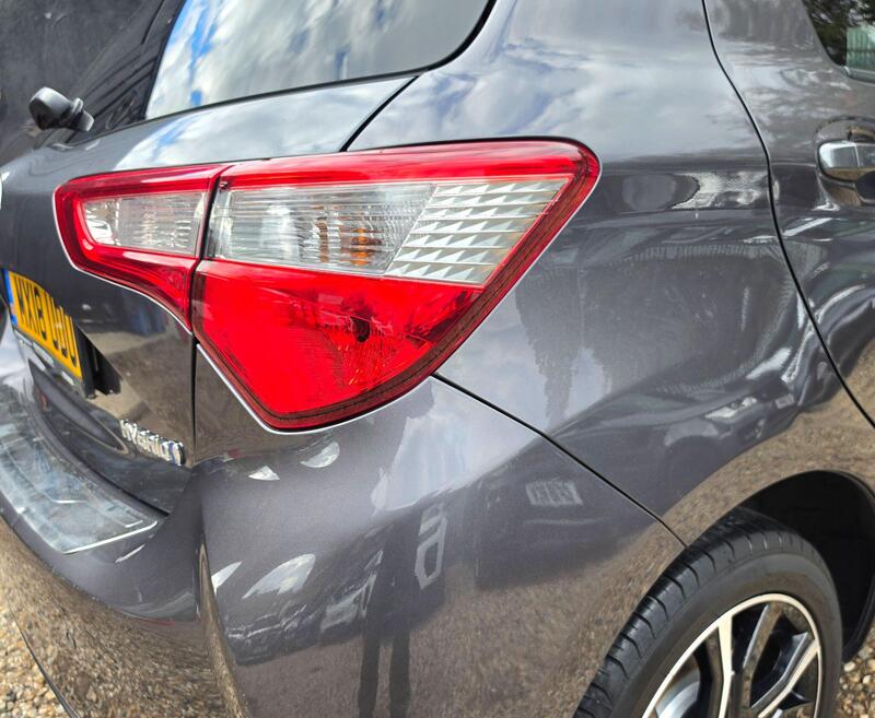 Toyota Yaris 1.5 VVT-h Design E-CVT Euro 6 (s/s) 5dr thumbnail 11