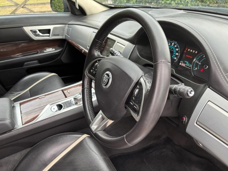 Jaguar XF view 40