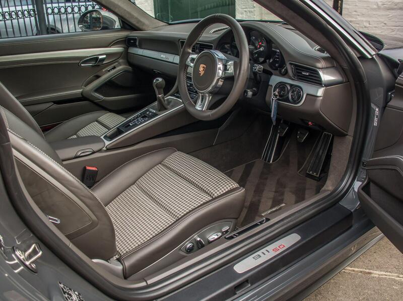 Porsche 911 view 3