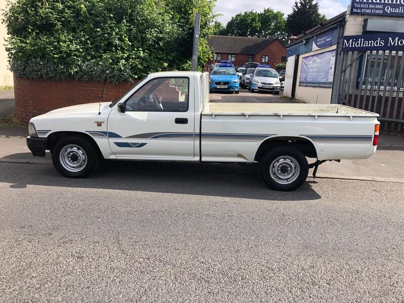 Toyota Hilux view 3