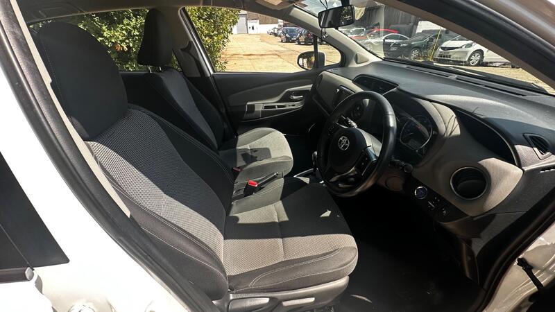 2015 Toyota Yaris — photo 16