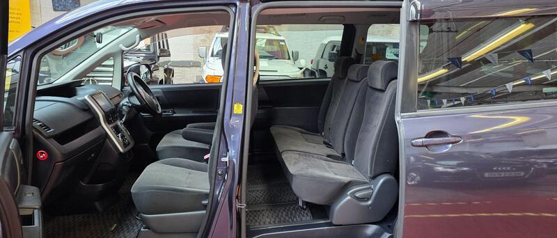 Toyota Voxy view 6