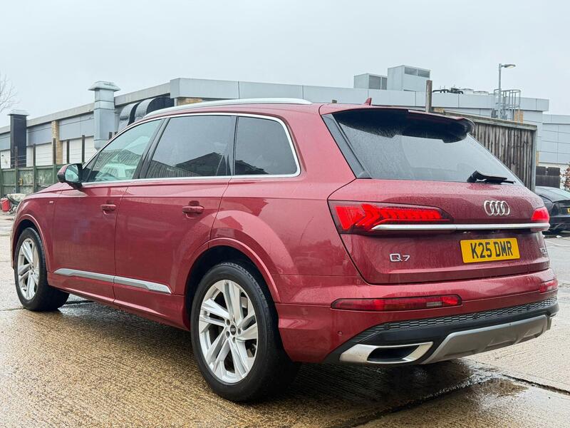 Audi Q7 view 6