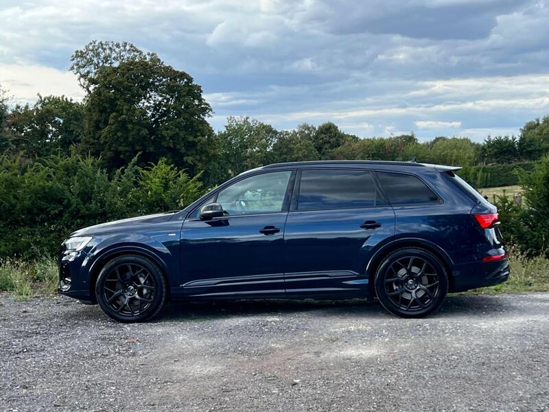 Audi Audi Q7 view 3