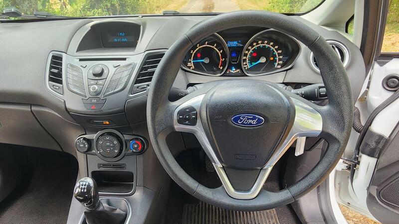 2013 Ford Fiesta — photo 20