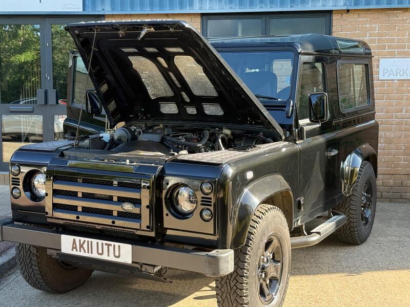 Land Rover Defender 90 view 6
