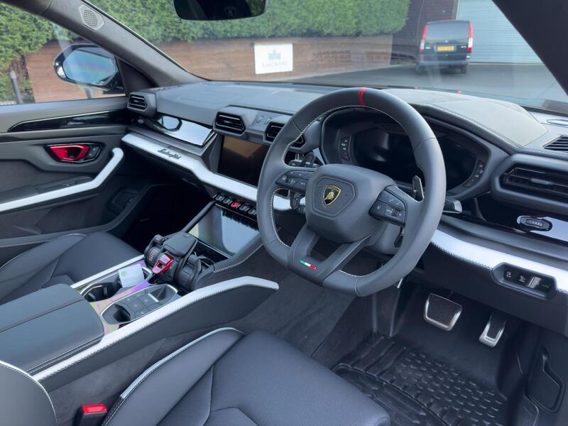 Lamborghini Urus view 6