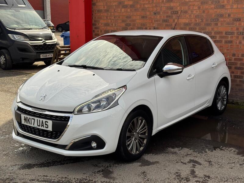Peugeot 208 view 2