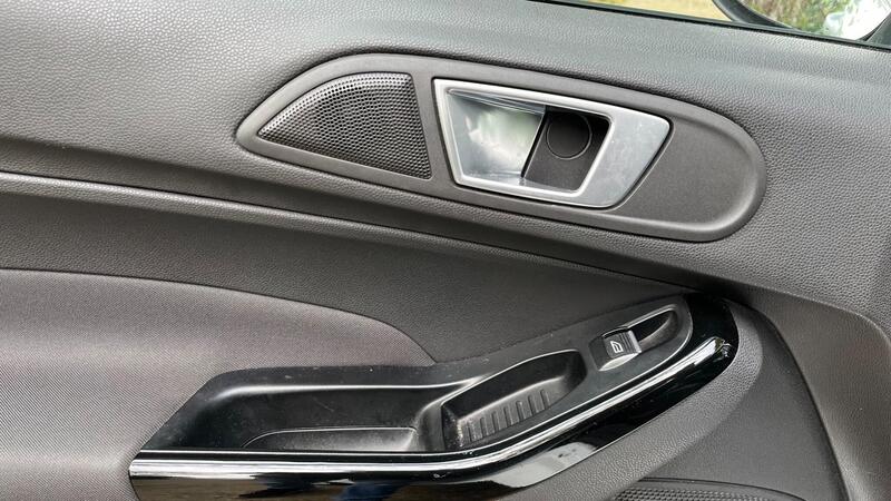 2015 Ford Fiesta — photo 47