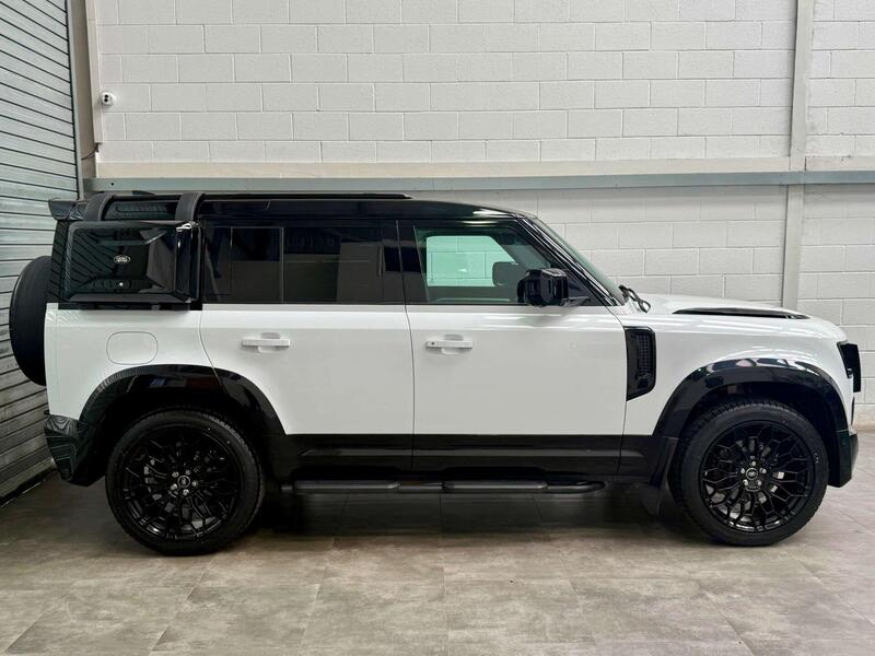 Land Rover Defender 110 view 4