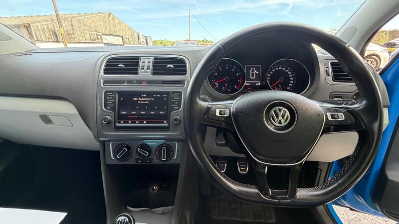 2015 Volkswagen Polo — photo 9