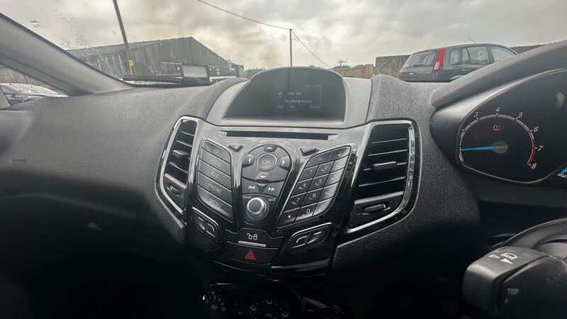 2015 Ford Fiesta — photo 15