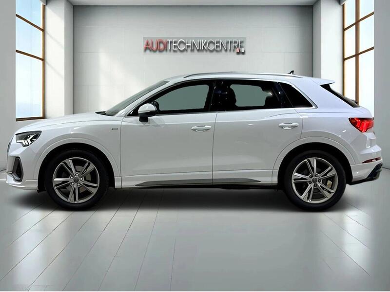 Audi Q3 view 3