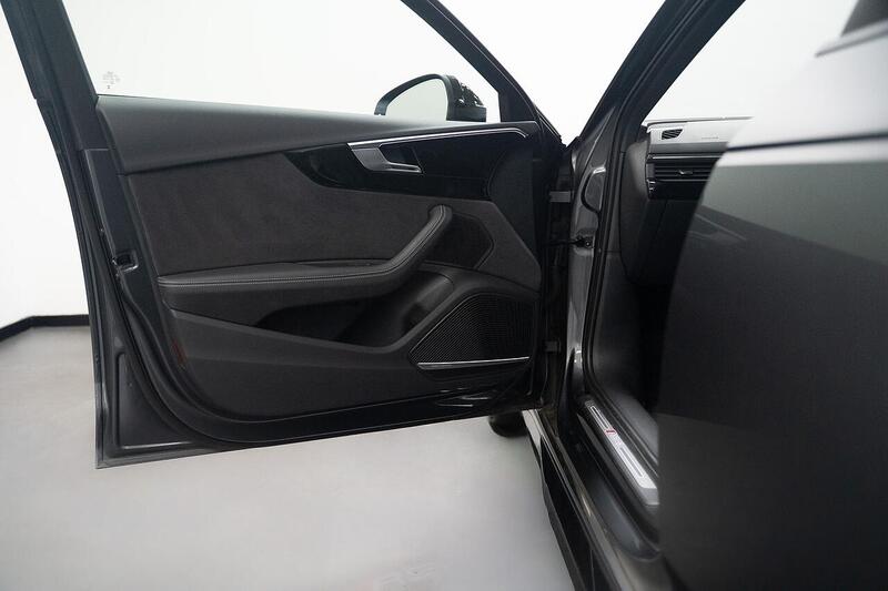 Audi RS4 Avant view 6