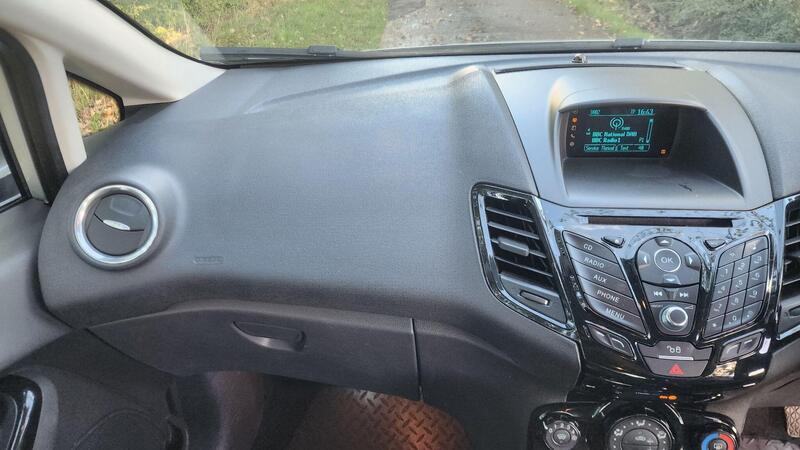 2015 Ford Fiesta — photo 31