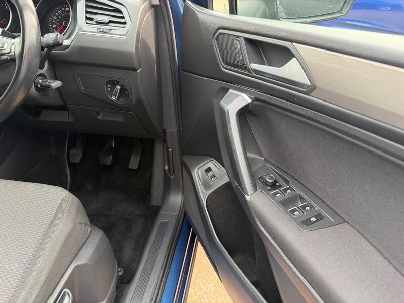 Volkswagen Tiguan Allspace view 6