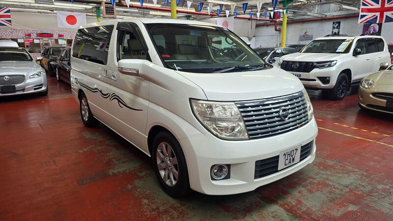 Nissan Elgrand view 3