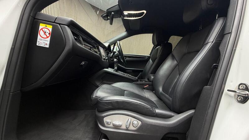 Porsche Macan view 3
