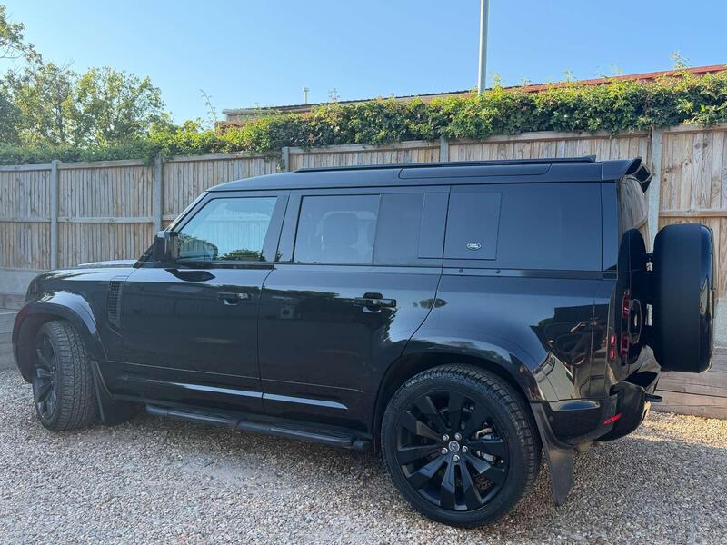 Land Rover Defender 110 view 7