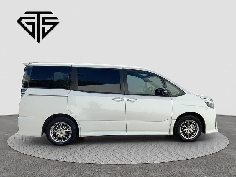 Toyota Voxy view 2