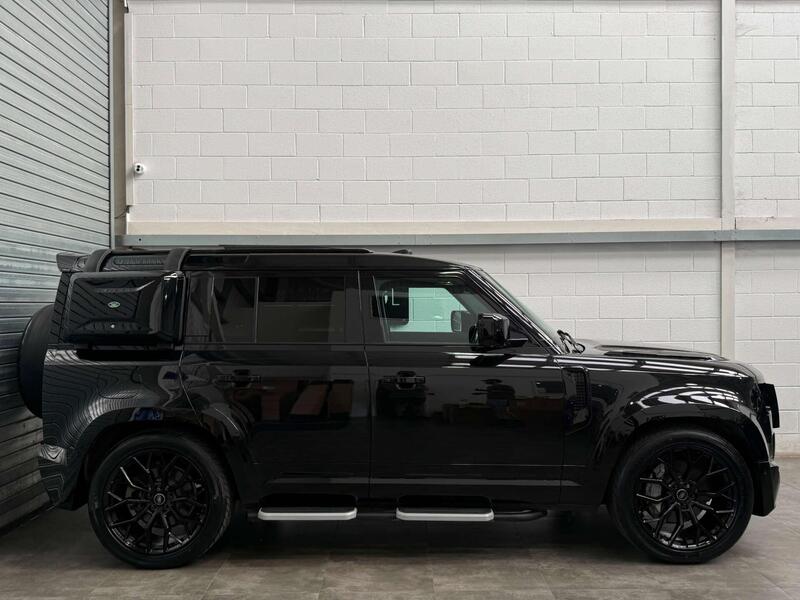 Land Rover Defender 110 view 5