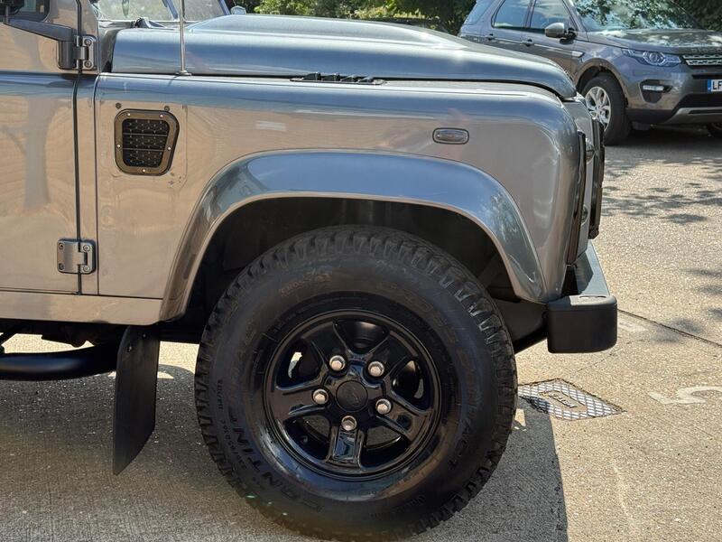 Land Rover Defender 90 view 7
