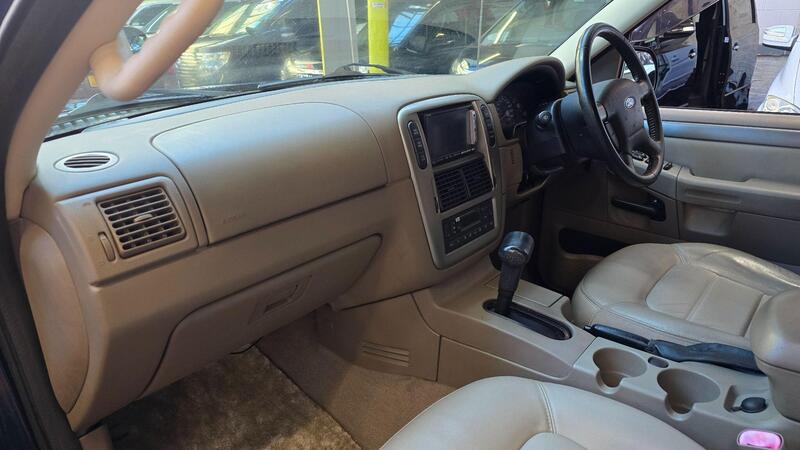 Ford Explorer view 4