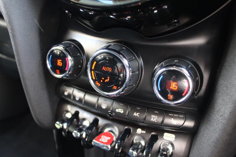 2019 MINI Hatch in Blue — image 19 of 71