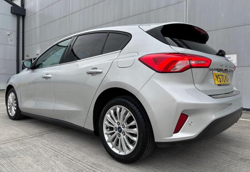 Ford Focus view 3