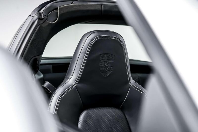 Porsche 911 view 6