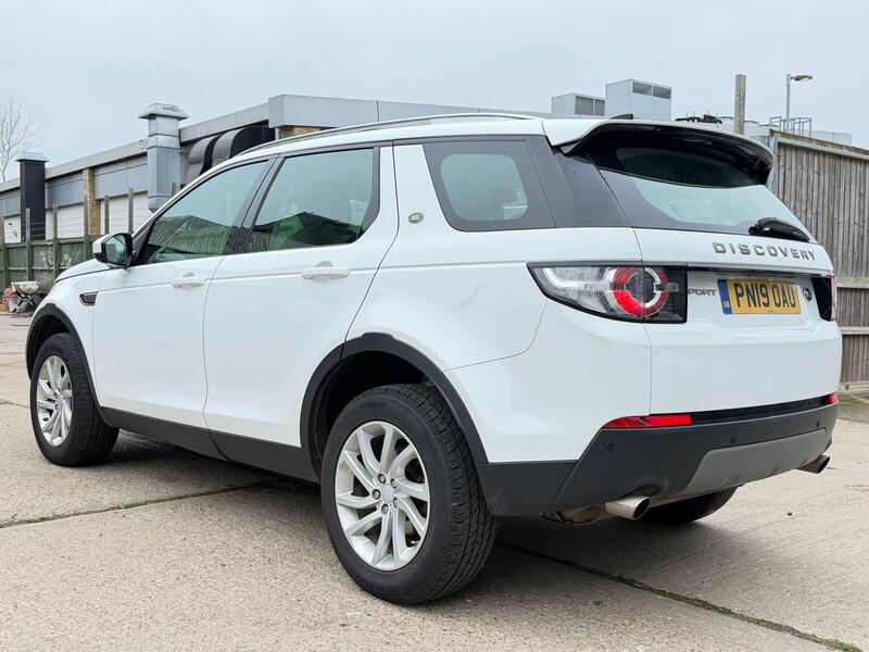 Land Rover Discovery Sport view 4