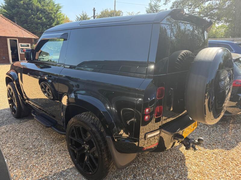 Land Rover Defender 90 view 7