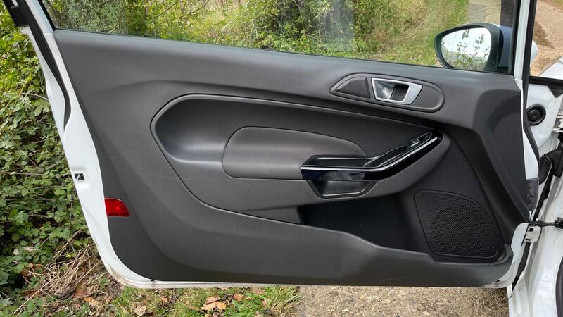 2015 Ford Fiesta — photo 44
