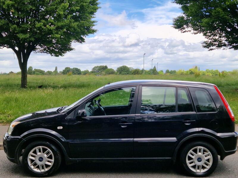 Ford Fusion view 3