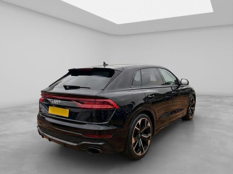 Audi RS Q8 view 3