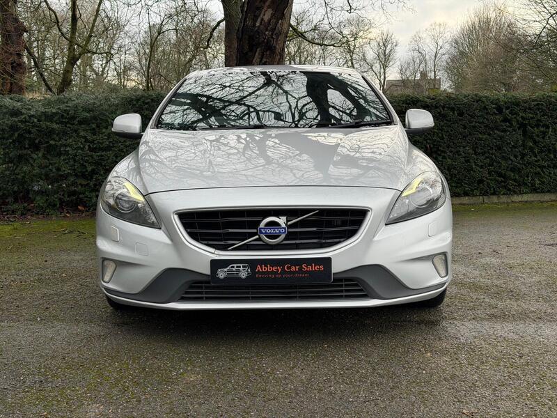 Volvo V40 view 2