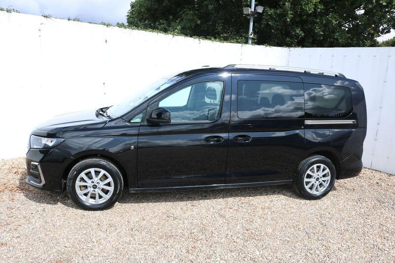 Ford Grand Tourneo Connect view 3