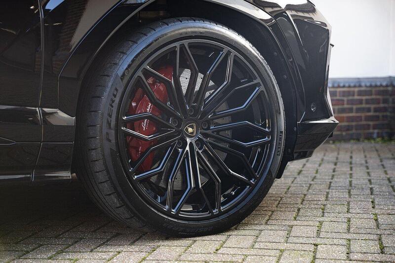 Lamborghini Urus view 6