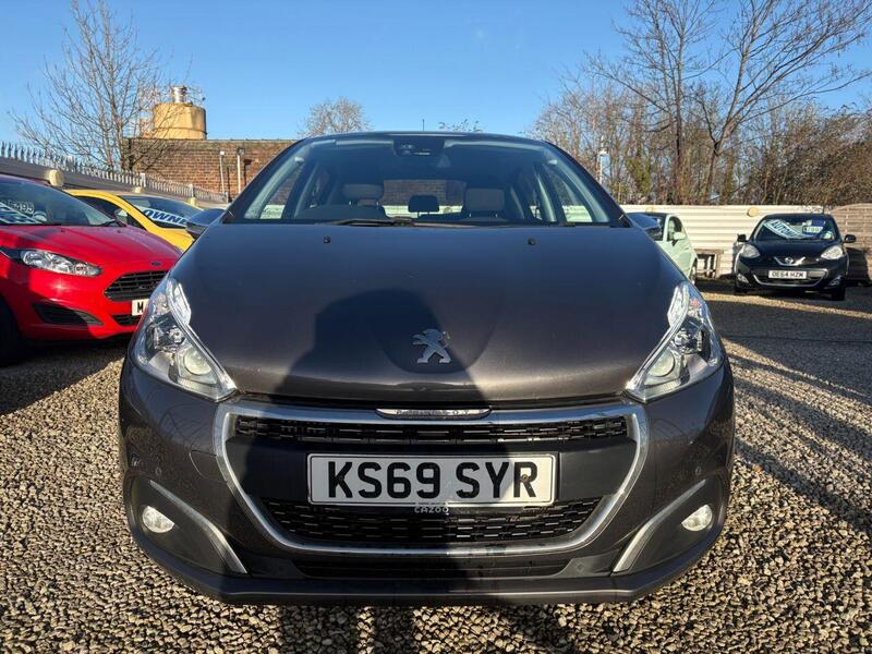 Peugeot 208 view 2