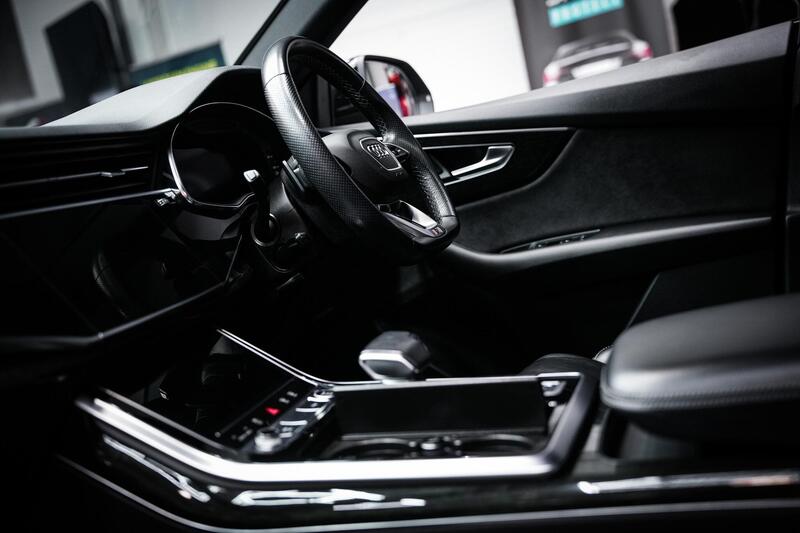 Audi Q8 view 3