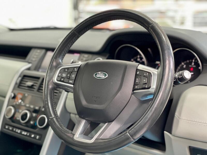 Land Rover Discovery Sport view 5