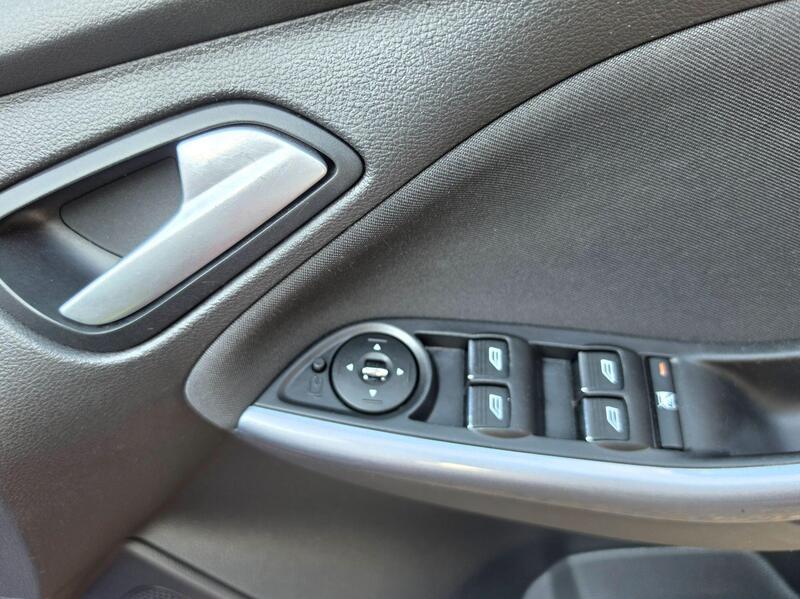 Ford Focus 1.0T EcoBoost Titanium Navigator Euro 5 (s/s) 5dr thumbnail 28