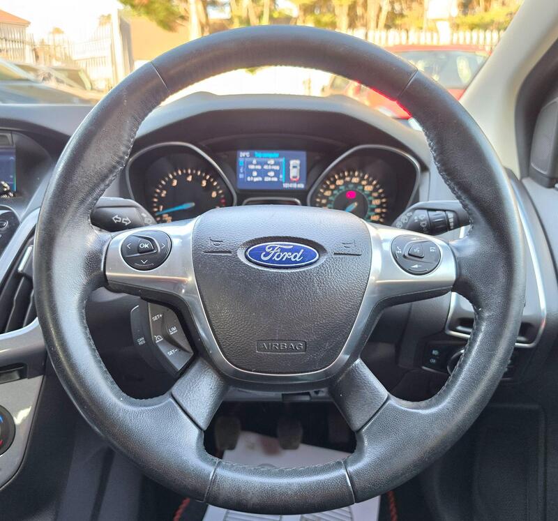 Ford Focus 1.0T EcoBoost Titanium Navigator Euro 5 (s/s) 5dr thumbnail 32