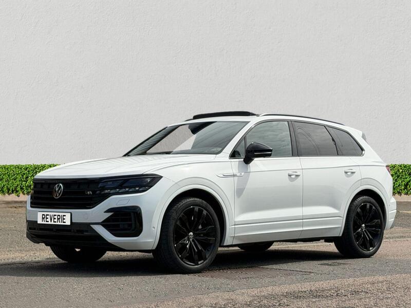 Volkswagen Touareg view 3