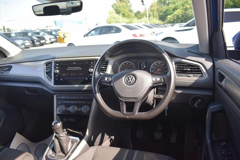 Volkswagen T-Roc view 3